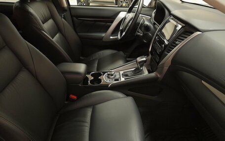 Mitsubishi Pajero Sport III рестайлинг, 2019 год, 4 200 000 рублей, 14 фотография