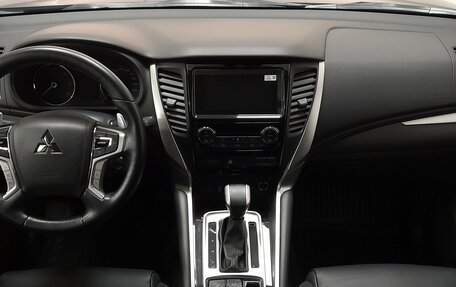 Mitsubishi Pajero Sport III рестайлинг, 2019 год, 4 200 000 рублей, 13 фотография