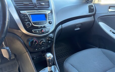 Hyundai Solaris II рестайлинг, 2011 год, 750 000 рублей, 4 фотография