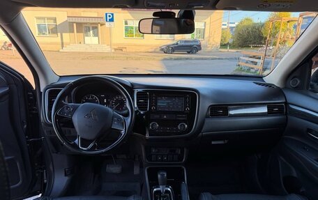 Mitsubishi Outlander III рестайлинг 3, 2017 год, 1 390 000 рублей, 8 фотография