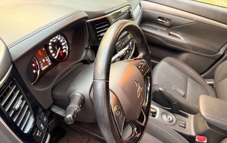 Mitsubishi Outlander III рестайлинг 3, 2016 год, 1 820 000 рублей, 12 фотография