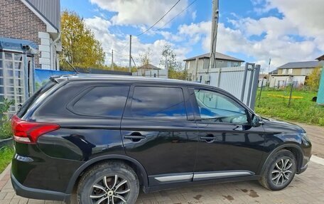 Mitsubishi Outlander III рестайлинг 3, 2016 год, 1 560 000 рублей, 2 фотография