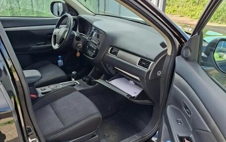 Mitsubishi Outlander III рестайлинг 3, 2016 год, 1 560 000 рублей, 6 фотография