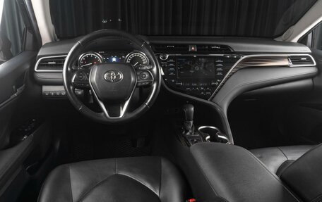 Toyota Camry, 2019 год, 3 210 000 рублей, 10 фотография