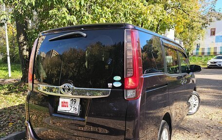 Toyota Noah III, 2015 год, 1 790 000 рублей, 3 фотография