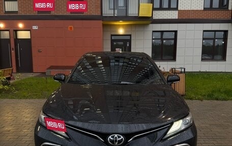 Toyota Camry, 2022 год, 3 350 000 рублей, 2 фотография
