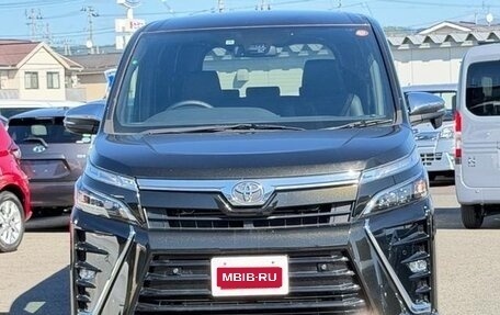 Toyota Voxy III, 2021 год, 1 988 000 рублей, 4 фотография