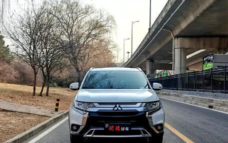 Mitsubishi Outlander III рестайлинг 3, 2020 год, 1 780 004 рублей, 2 фотография