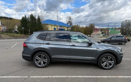 Volkswagen Tiguan II, 2018 год, 2 800 000 рублей, 4 фотография