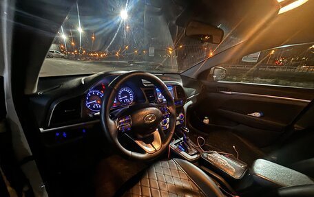 Hyundai Elantra VI рестайлинг, 2019 год, 800 000 рублей, 5 фотография
