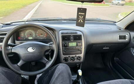 Toyota Avensis III рестайлинг, 2001 год, 250 000 рублей, 7 фотография