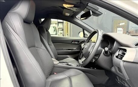 Toyota C-HR I рестайлинг, 2023 год, 1 390 000 рублей, 9 фотография