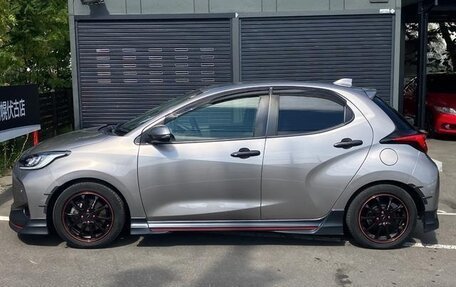 Toyota Yaris, 2023 год, 1 180 000 рублей, 10 фотография