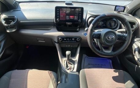 Toyota Yaris, 2023 год, 1 180 000 рублей, 13 фотография