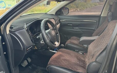 Mitsubishi Outlander III рестайлинг 3, 2018 год, 3 570 000 рублей, 8 фотография