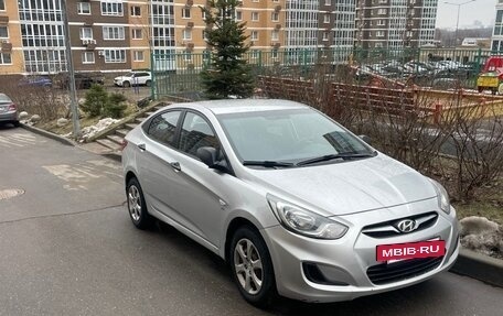 Hyundai Solaris II рестайлинг, 2013 год, 800 000 рублей, 3 фотография