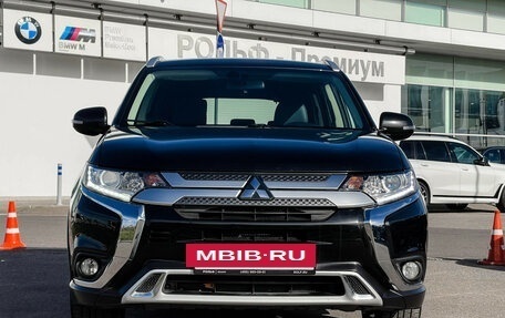 Mitsubishi Outlander III рестайлинг 3, 2019 год, 2 397 000 рублей, 2 фотография