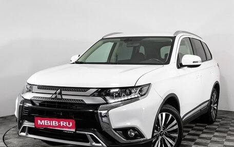 Mitsubishi Outlander III рестайлинг 3, 2019 год, 1 999 000 рублей, 1 фотография