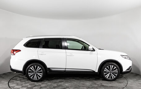 Mitsubishi Outlander III рестайлинг 3, 2019 год, 1 999 000 рублей, 4 фотография