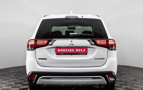 Mitsubishi Outlander III рестайлинг 3, 2019 год, 1 999 000 рублей, 6 фотография