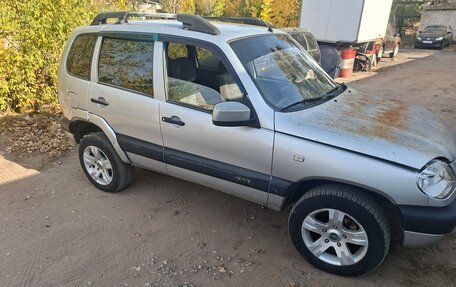 Chevrolet Niva I рестайлинг, 2004 год, 205 000 рублей, 2 фотография