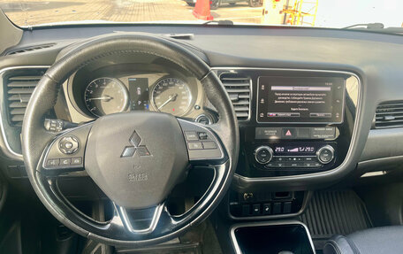 Mitsubishi Outlander III рестайлинг 3, 2018 год, 1 949 000 рублей, 9 фотография