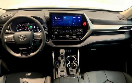 Toyota Highlander, 2026 год, 6 100 000 рублей, 10 фотография