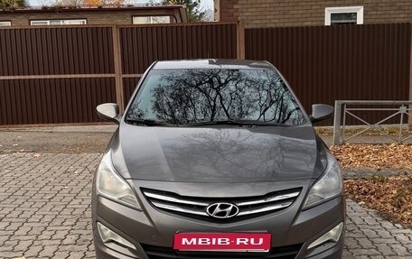 Hyundai Solaris II рестайлинг, 2015 год, 900 000 рублей, 1 фотография