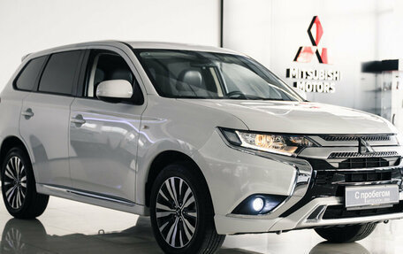 Mitsubishi Outlander III рестайлинг 3, 2022 год, 2 650 000 рублей, 2 фотография
