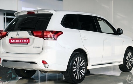 Mitsubishi Outlander III рестайлинг 3, 2022 год, 2 650 000 рублей, 4 фотография
