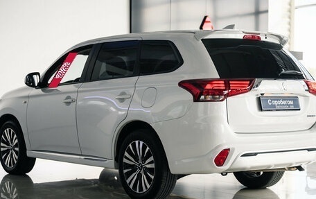 Mitsubishi Outlander III рестайлинг 3, 2022 год, 2 650 000 рублей, 3 фотография