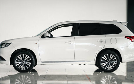 Mitsubishi Outlander III рестайлинг 3, 2022 год, 2 650 000 рублей, 5 фотография