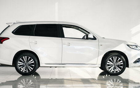 Mitsubishi Outlander III рестайлинг 3, 2022 год, 2 650 000 рублей, 6 фотография