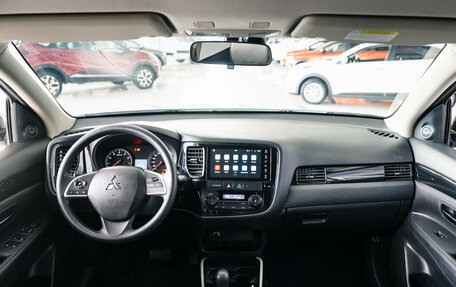 Mitsubishi Outlander III рестайлинг 3, 2022 год, 2 650 000 рублей, 13 фотография
