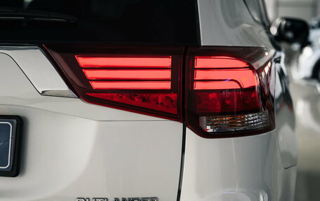 Mitsubishi Outlander III рестайлинг 3, 2022 год, 2 650 000 рублей, 10 фотография