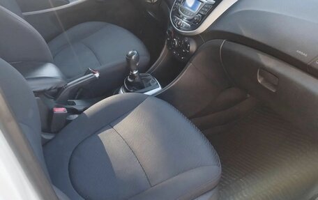 Hyundai Solaris II рестайлинг, 2013 год, 650 000 рублей, 17 фотография