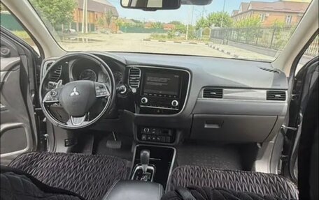 Mitsubishi Outlander III рестайлинг 3, 2021 год, 3 200 000 рублей, 4 фотография