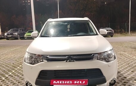Mitsubishi Outlander III рестайлинг 3, 2014 год, 1 500 000 рублей, 2 фотография