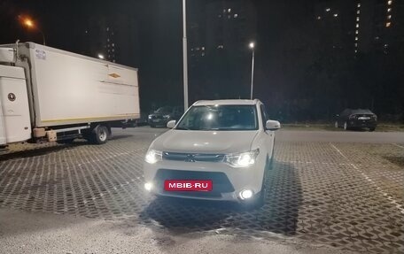 Mitsubishi Outlander III рестайлинг 3, 2014 год, 1 500 000 рублей, 16 фотография