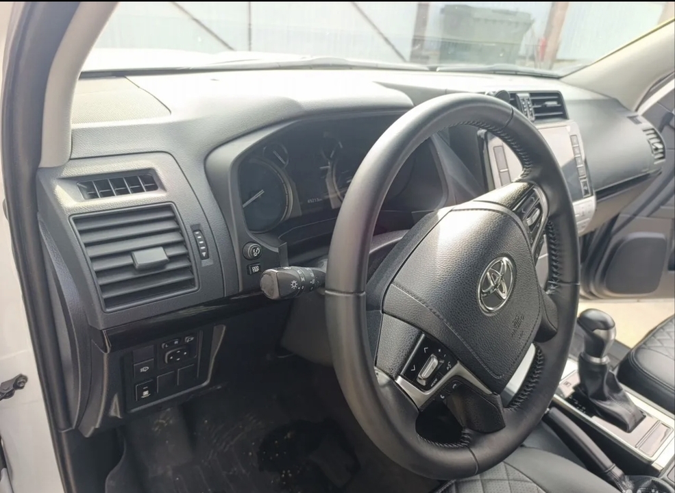 Toyota Land Cruiser Prado 150 рестайлинг 2, 2022 год, 4 500 000 рублей, 7 фотография