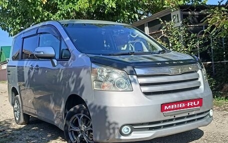 Toyota Noah III, 2010 год, 1 300 000 рублей, 1 фотография