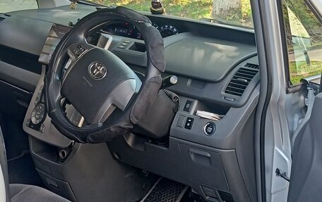 Toyota Noah III, 2010 год, 1 300 000 рублей, 4 фотография