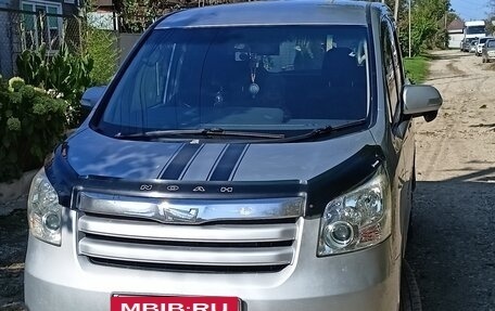 Toyota Noah III, 2010 год, 1 300 000 рублей, 2 фотография
