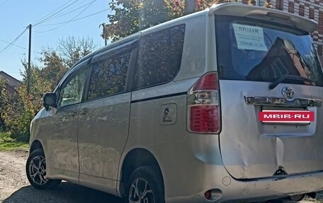 Toyota Noah III, 2010 год, 1 300 000 рублей, 14 фотография