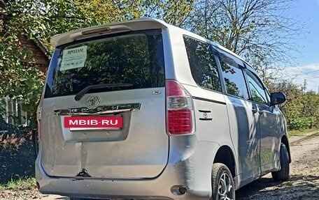 Toyota Noah III, 2010 год, 1 300 000 рублей, 13 фотография
