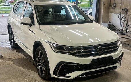 Volkswagen Tiguan II, 2023 год, 3 990 000 рублей, 2 фотография
