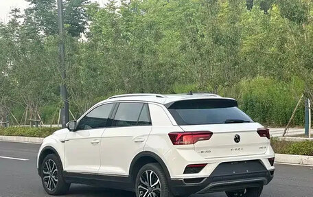 Volkswagen T-Roc I, 2022 год, 1 350 001 рублей, 2 фотография