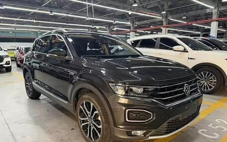 Volkswagen T-Roc I, 2022 год, 1 710 000 рублей, 2 фотография