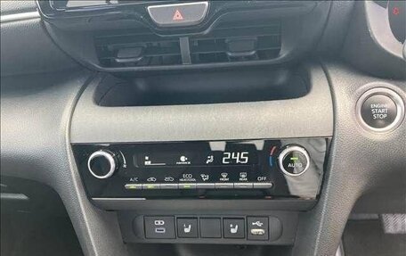 Toyota Yaris Cross, 2023 год, 1 550 000 рублей, 14 фотография