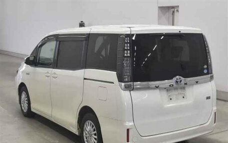 Toyota Voxy III, 2015 год, 1 590 000 рублей, 2 фотография